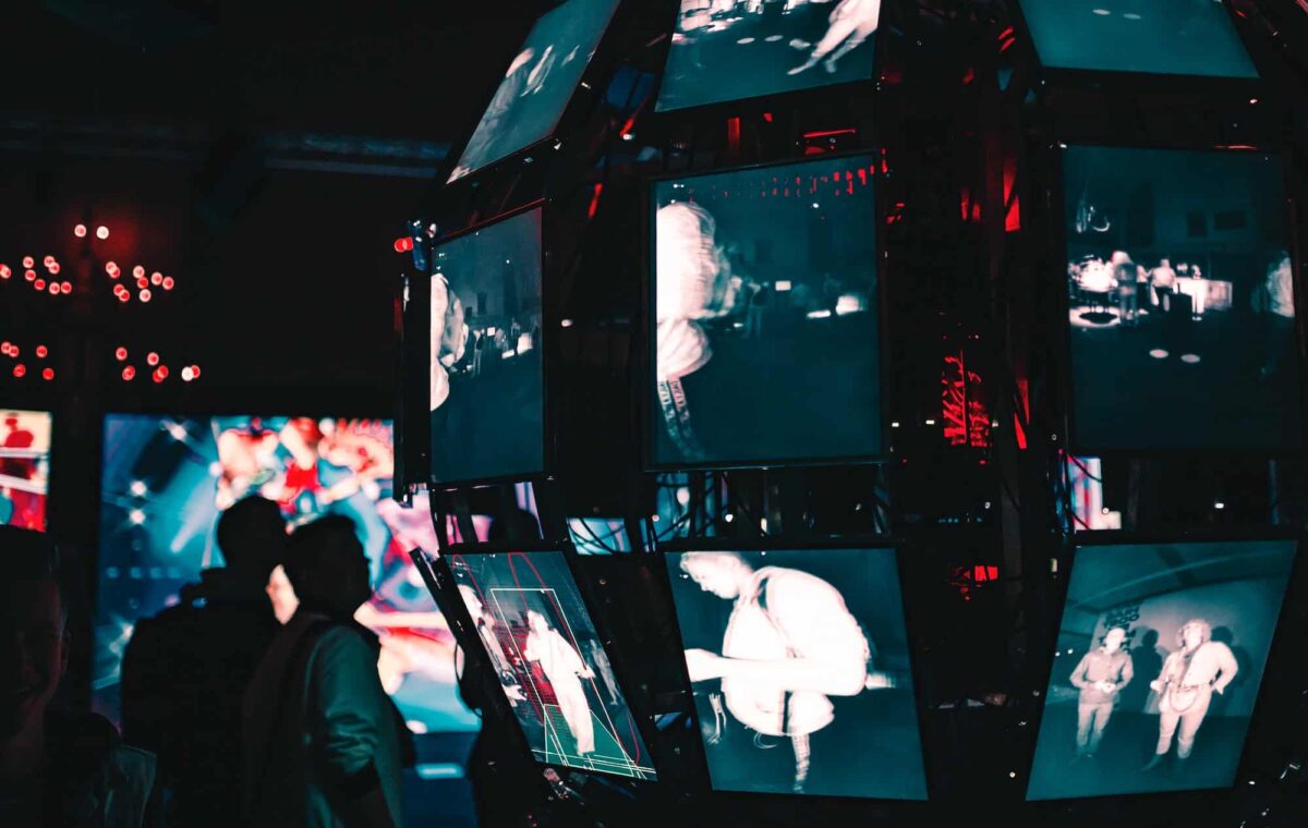 Photo 1605810230434 7631ac76ec81